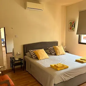 Сasa de vacaciones Extremely Comfy With Spacious Private Terrace 10min Walk To The & In Town, Lárnaca